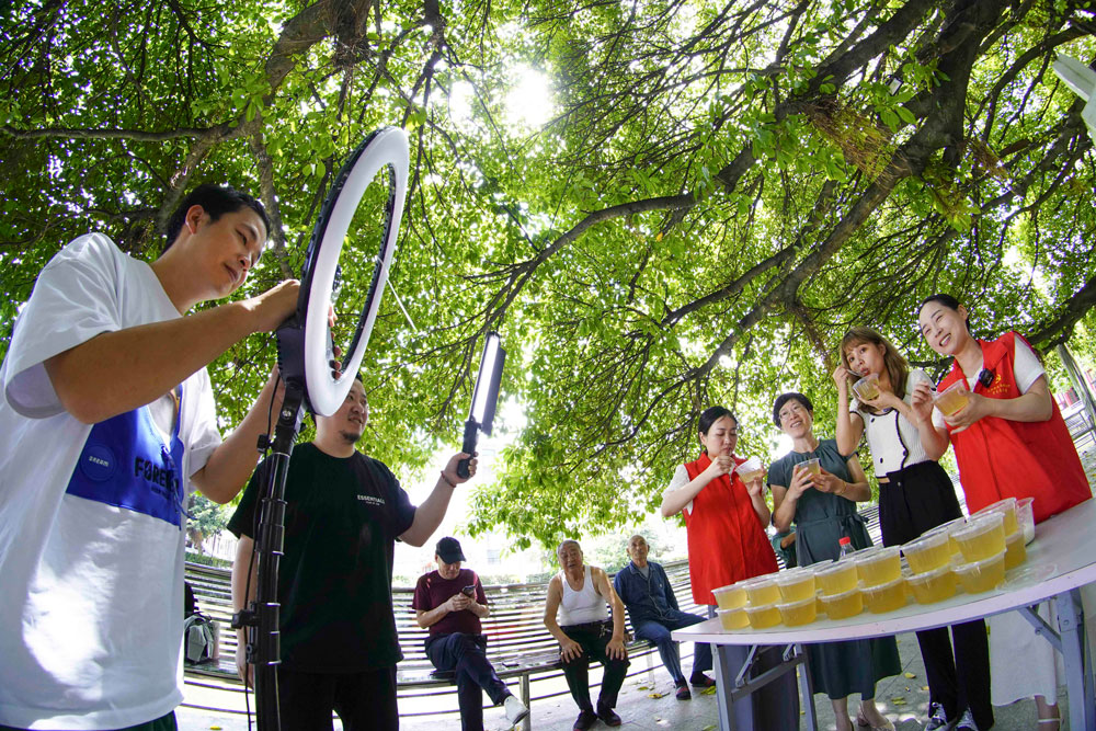 7月4日，在溫州市龍灣區永興街道五溪村瓜棚里，黨員志愿者架上直播設備為家鄉產品代言。蘇巧將攝