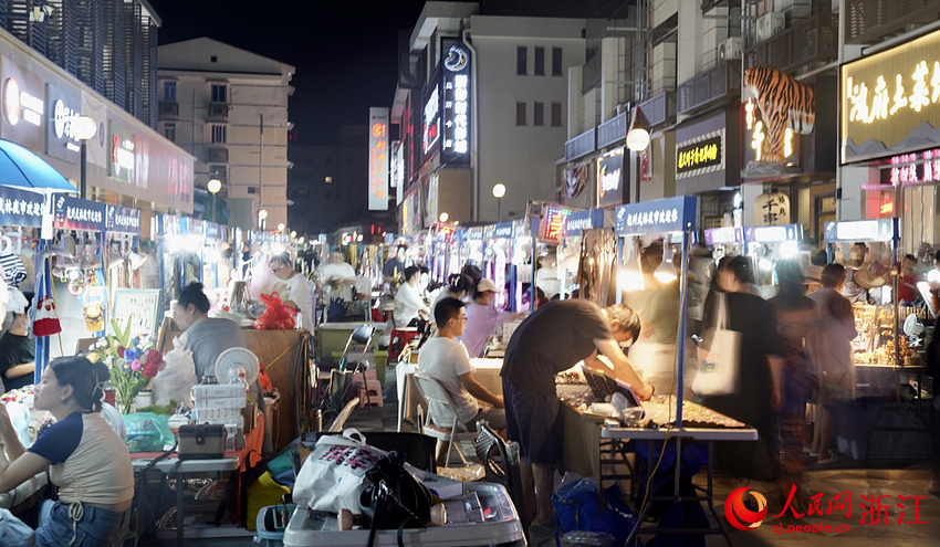 武林夜市。人民網 郭揚攝