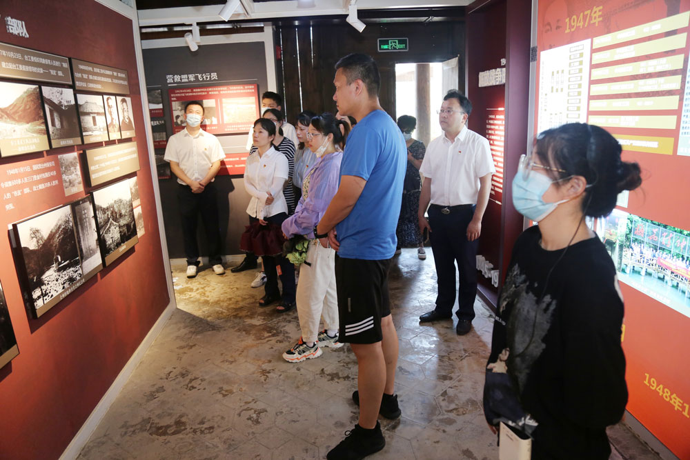 黨員們正在參觀臺州第一個黨組織紀念館。橫街鎮供圖