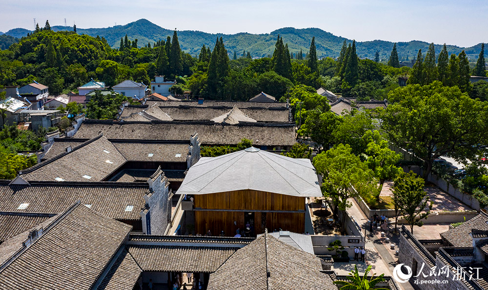 7月23日，空中俯瞰位于寧波市江北區(qū)慈城鎮(zhèn)的抱珠樓。人民網(wǎng) 章勇濤攝