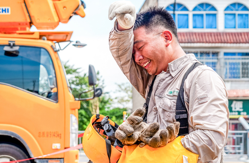 國網臺州市路橋區供電公司帶電作業班在轄區內永長路上，頂著高溫開展“迎峰度夏”電網補強工程。盧煒南攝