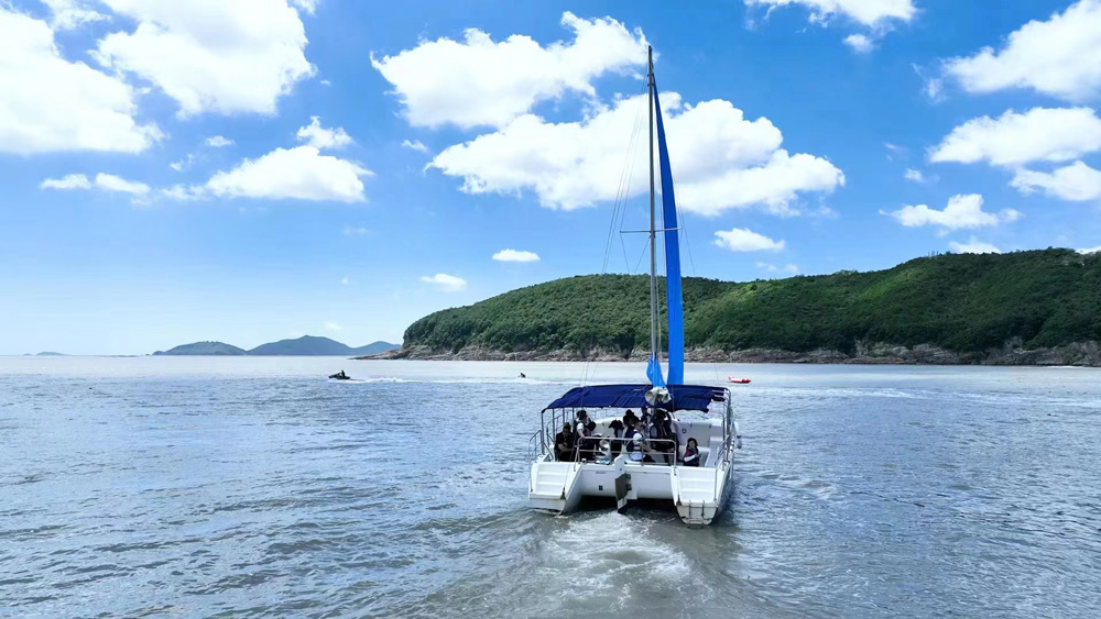 8月5日，在寧波象山東旦時尚運(yùn)動海灘，不少游客正在體驗(yàn)水上游樂項(xiàng)目。周瑩攝