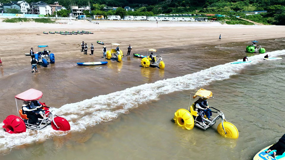 8月5日，在寧波象山東旦時尚運動海灘，不少游客正在體驗水上游樂項目。周瑩攝