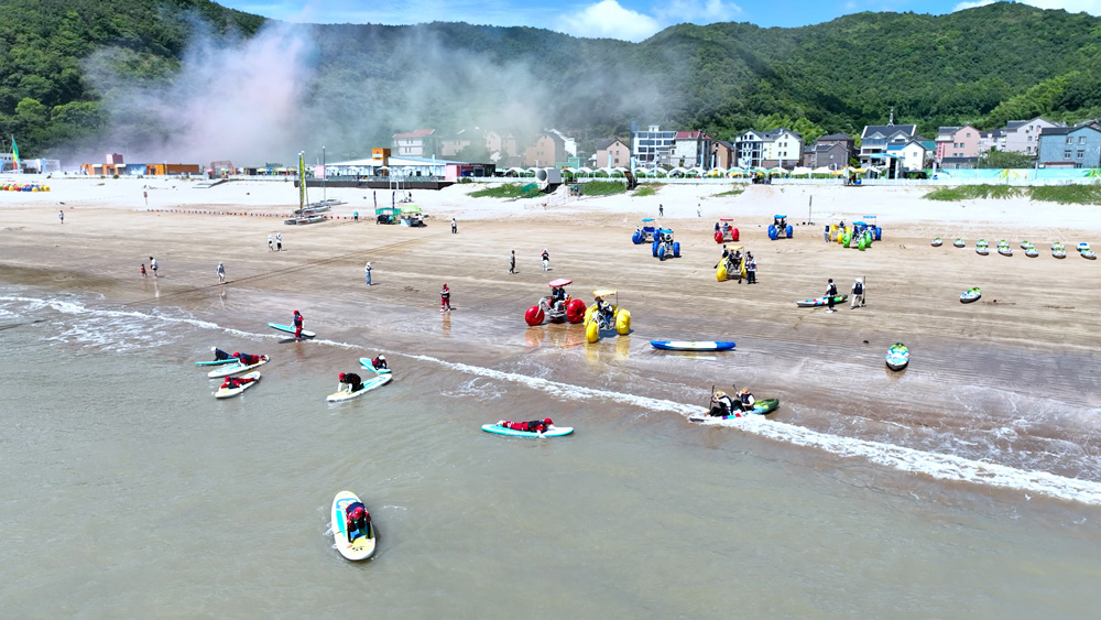 8月5日，在寧波象山東旦時尚運動海灘，不少游客正在體驗水上游樂項目。周瑩攝