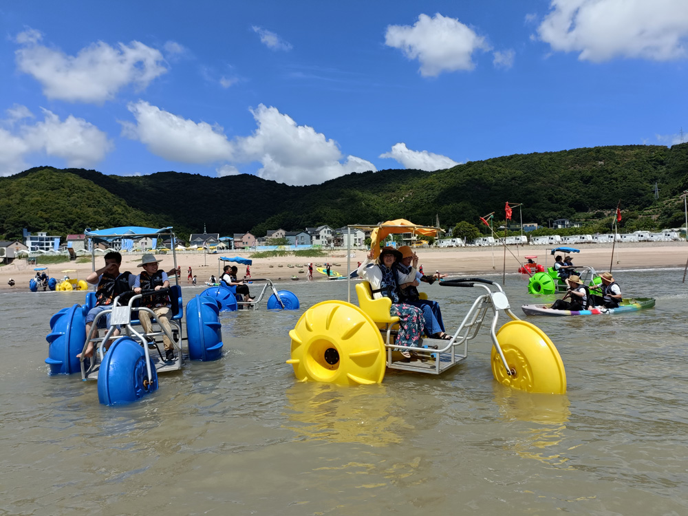 8月5日，在寧波象山東旦時尚運動海灘，不少游客正在體驗水上游樂項目。任吟攝