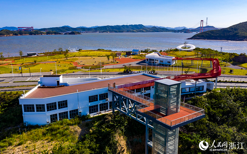 空中俯視生態修復后的舟山市岱山縣“最東方北緯30°”。人民網 章勇濤攝