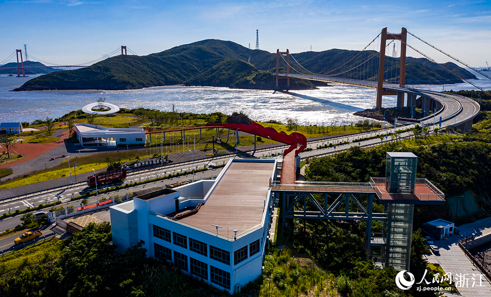 空中俯視生態(tài)修復(fù)后的舟山市岱山縣“最東方北緯30°”。人民網(wǎng) 章勇濤攝