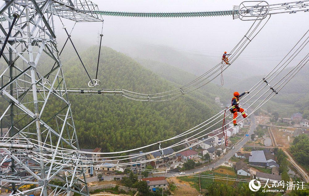 浙江送變電公司員工開展專檢驗收作業，為即將啟動的竣工驗收工作做好準備。人民網 章勇濤攝