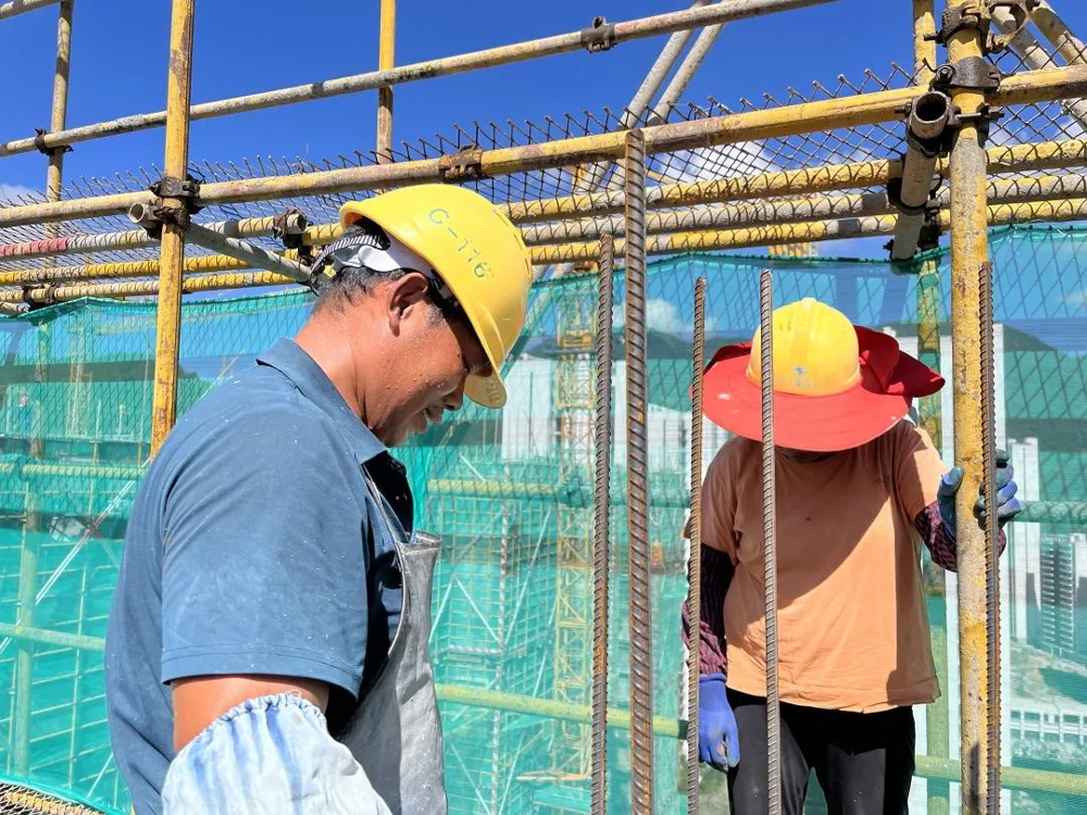 建筑工人們在烈日下揮汗如雨，加緊施工。文成縣委宣傳部供圖