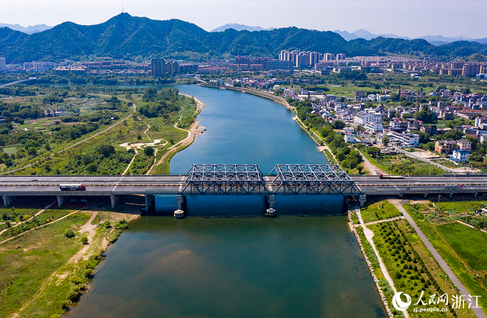 航拍G60滬昆高速公路常山港大橋。人民網(wǎng) 章勇濤攝