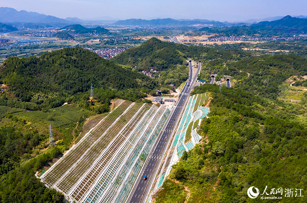 航拍G60滬昆高速杭金衢隧道改路基段。人民網 章勇濤攝