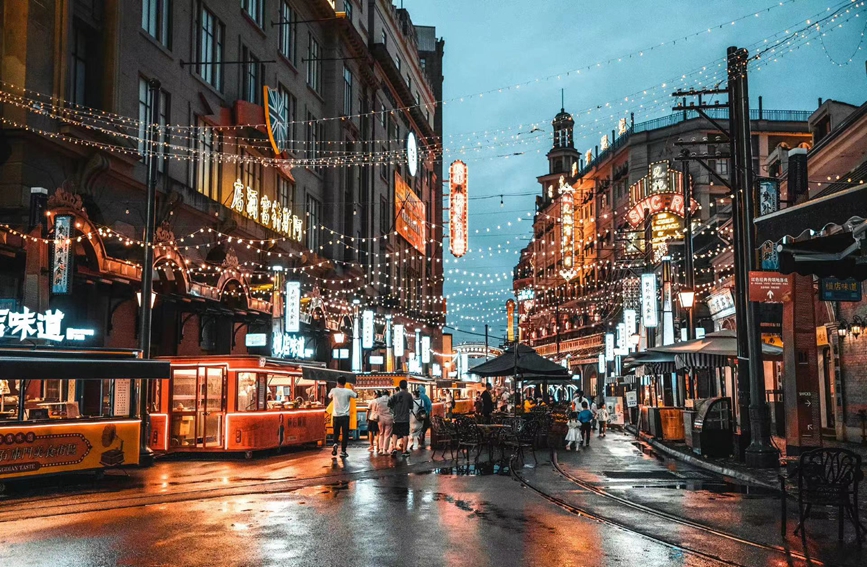 橫店在夜游經(jīng)濟(jì)的打造上也充滿了影視主題氛圍。橫店影視城供圖