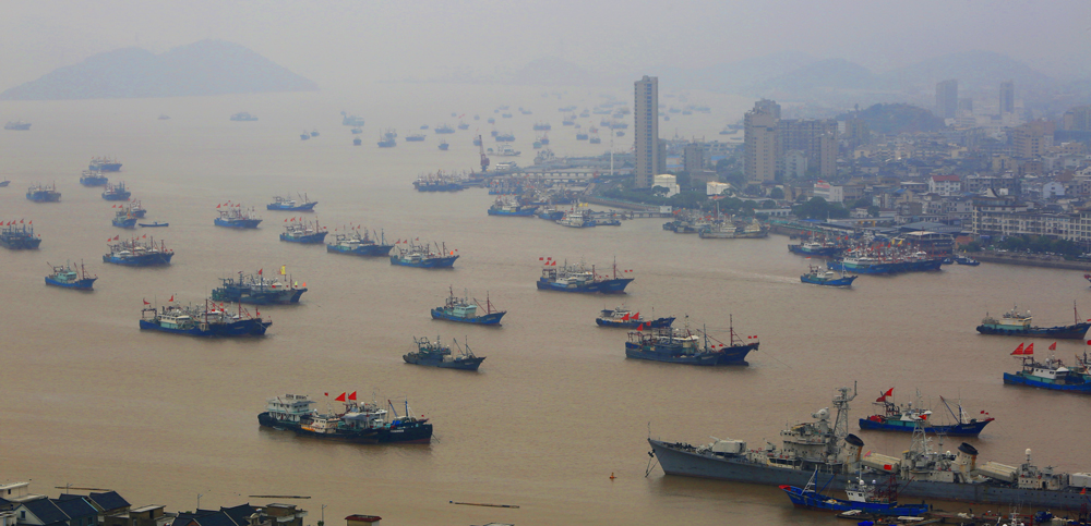 10月17日，在寧波象山石浦魚港，不少漁船歸港避風(fēng)。謝定會(huì)攝