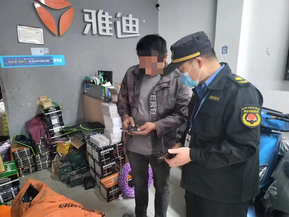 近日，余杭區倉前街道綜合行政執法隊對一起經營者擅自超出門窗進行店外經營、作業或者展示商品的行為開具電子罰單。余杭區綜合行政執法局供圖