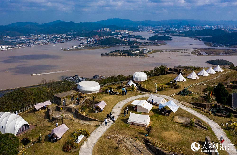 游客在浙江省舟山市定海區(qū)東岠島小坑崗山頂游玩。人民網(wǎng) 章勇濤攝