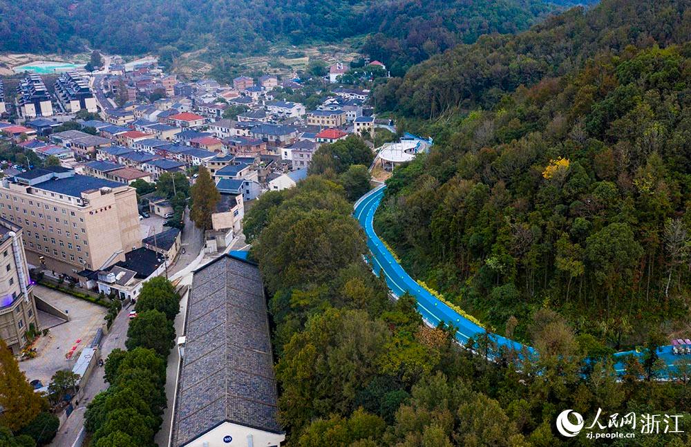 從空中俯瞰，東海云廊綠道如一條精致的玉帶，環繞在蒼翠的山間。人民網 章勇濤攝