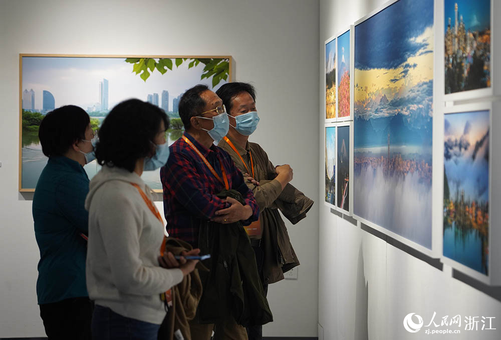 觀眾在麗水美術館觀看“世界之城”全球攝影主題聯展。人民網 章勇濤攝