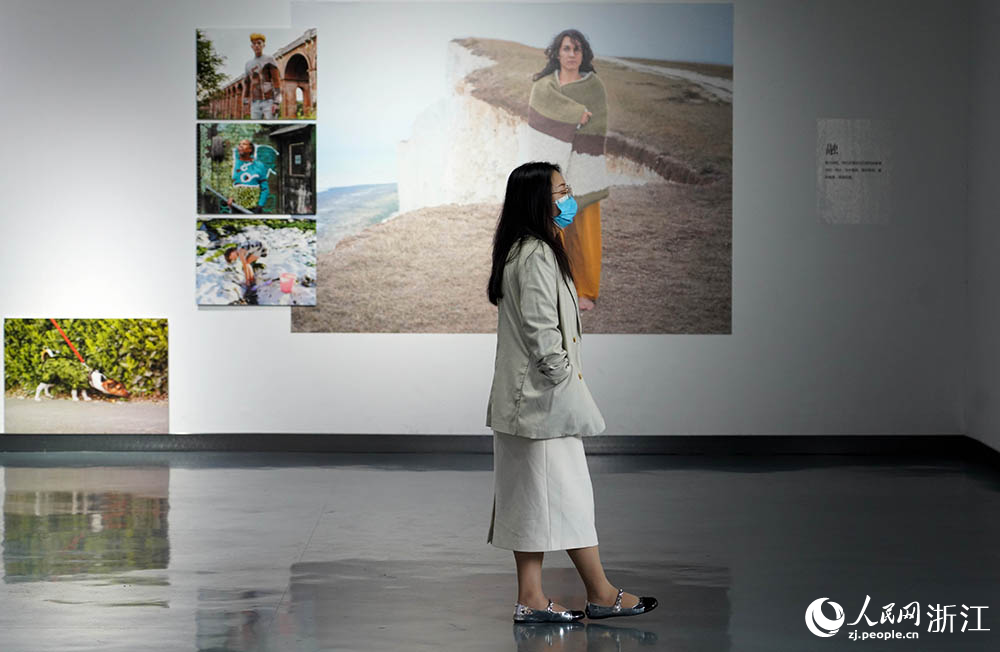 觀眾在麗水美術館觀看“世界之城”全球攝影主題聯展。人民網 章勇濤攝