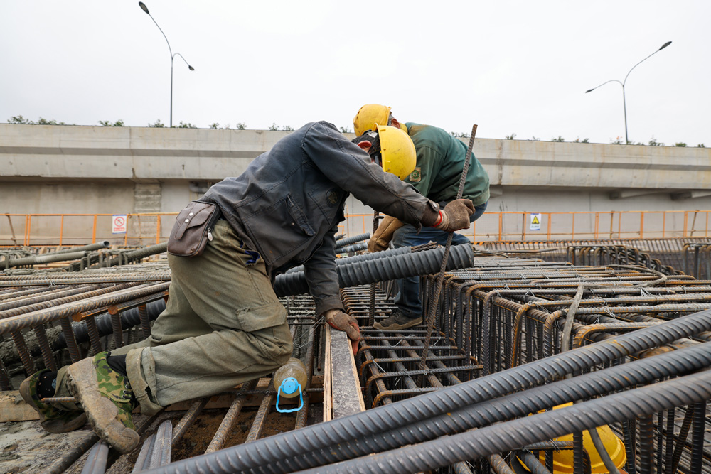 楊國(guó)成跟工友正在進(jìn)行端橫梁的焊接工作。余杭交通運(yùn)輸局供圖