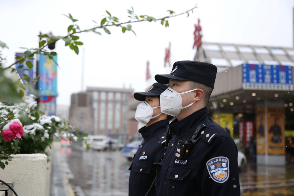 杭州站派出所民警在站前平臺立崗防范。陳清攝