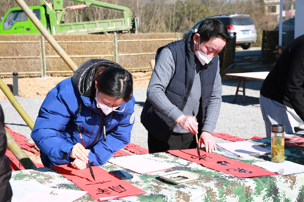 近日，湖州市安吉縣孝豐鎮溪南村文化禮堂舉辦了一場新年集市。湖州市文明辦供圖