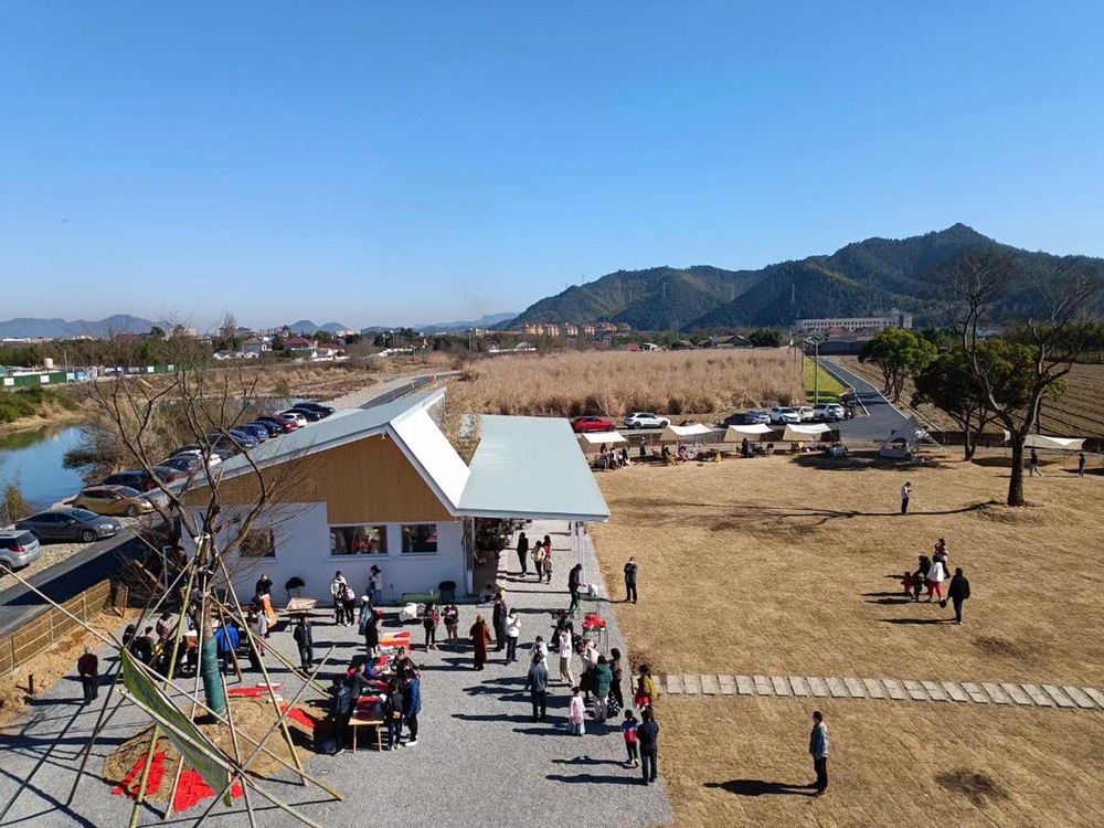 近日，湖州市安吉縣孝豐鎮(zhèn)溪南村文化禮堂舉辦了一場(chǎng)新年集市。湖州市文明辦供圖