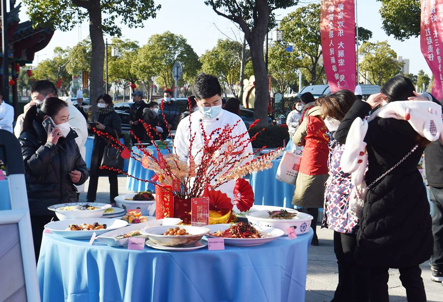 8家餐飲企業在現場實物展示30多種組合套餐。陳義寶攝