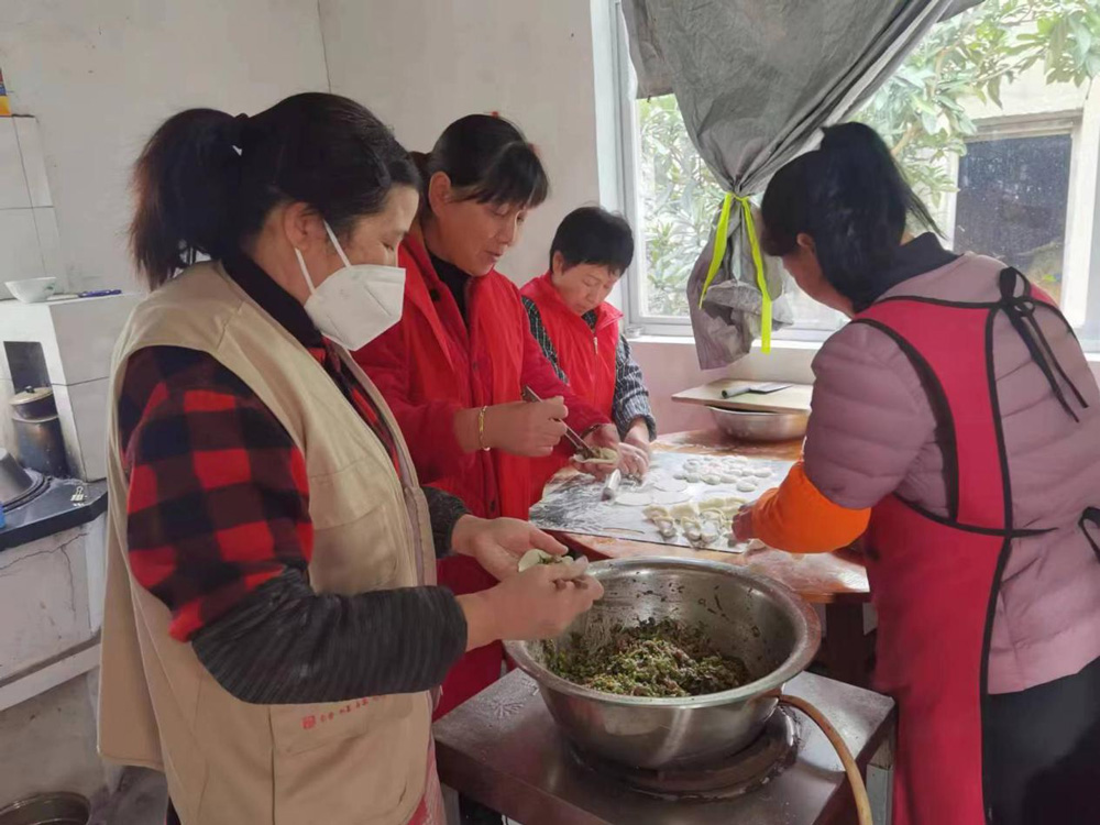 寧海力洋鎮平巖村文化禮堂志愿者制作湯包、麥焦筒等點心迎接新年。寧?？h委宣傳部供圖