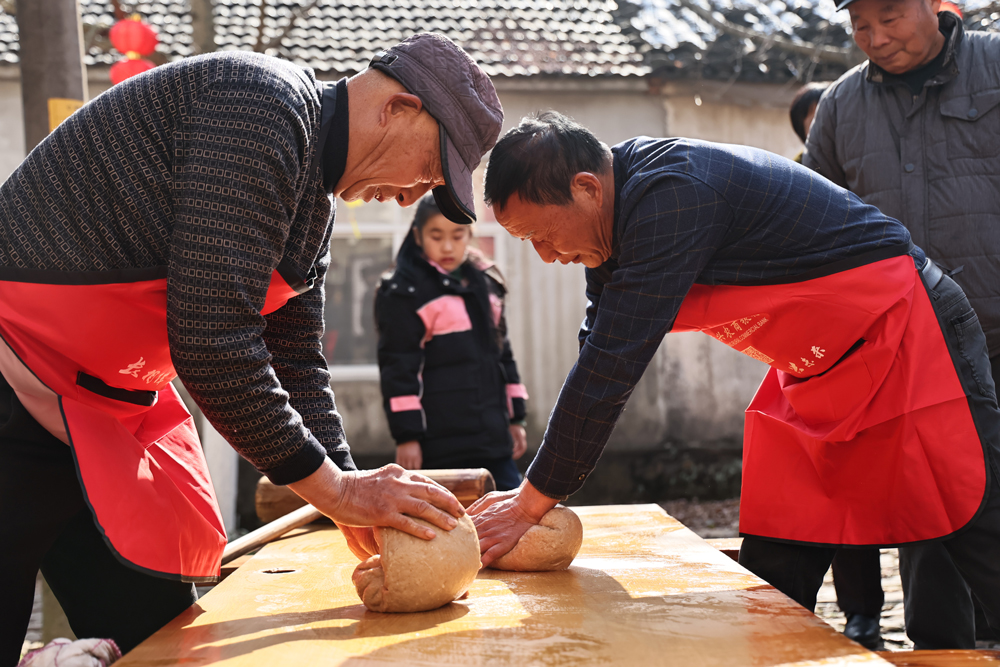 村民制作岕里花團。楊惠紅攝