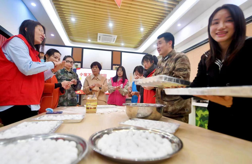 軍人家屬與志愿者一起包湯圓。王保初攝