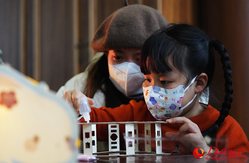 在“宮兔鬧春——親子手作兔子燈”活動現場，孩子和家長一起制作兔子燈。人民網記者 郭揚攝