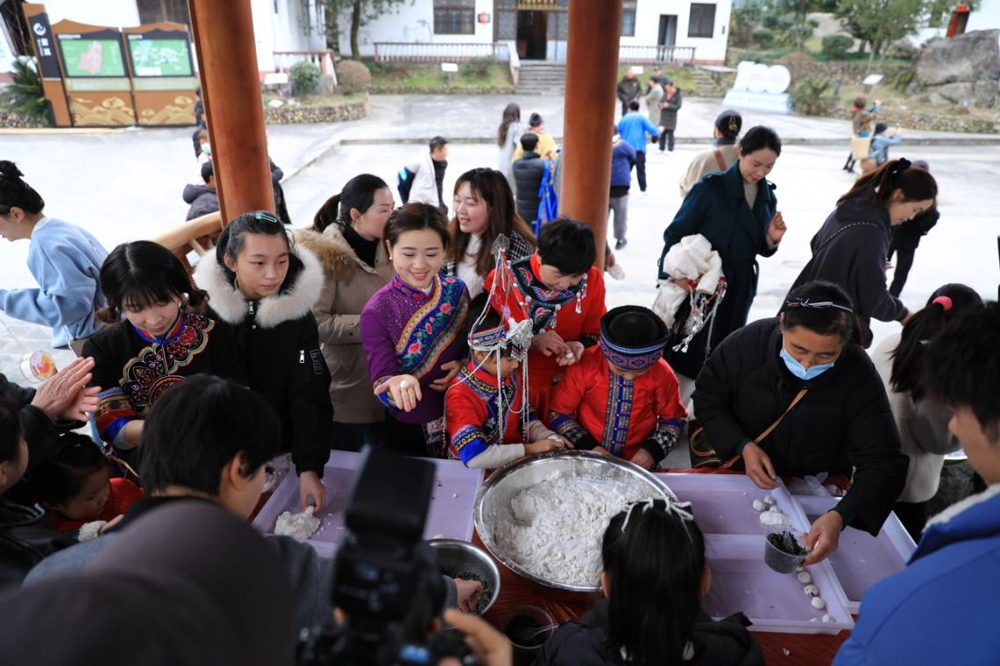 包湯圓。云和縣委宣傳部供圖