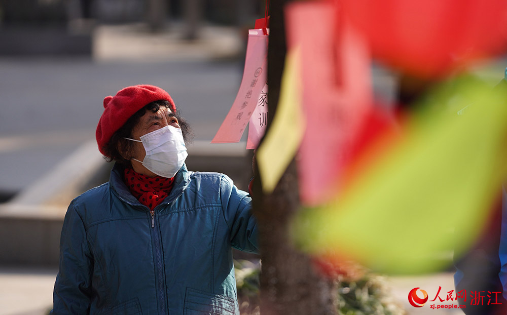 市民在杭州市拱墅區石橋街道猜燈謎。人民網 章勇濤攝