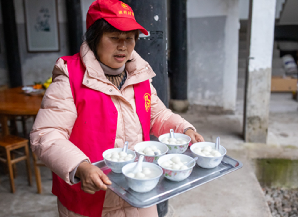 志愿者們送湯圓。新昌縣委宣傳部供圖