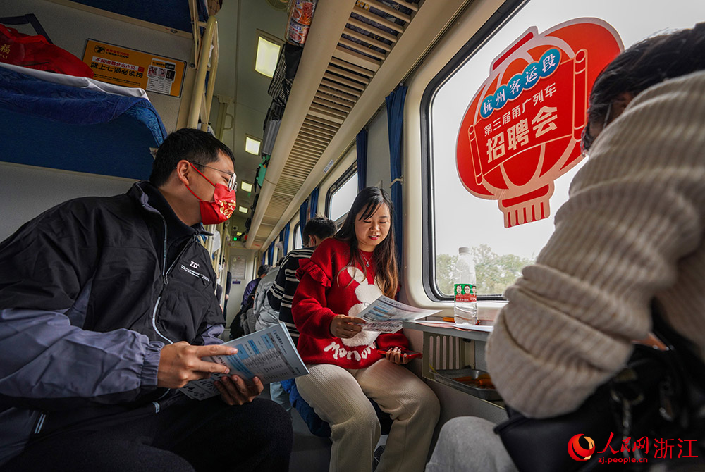 2月6日，在K210次列車上，浙企工作人員到各車廂講解。人民網 章勇濤攝