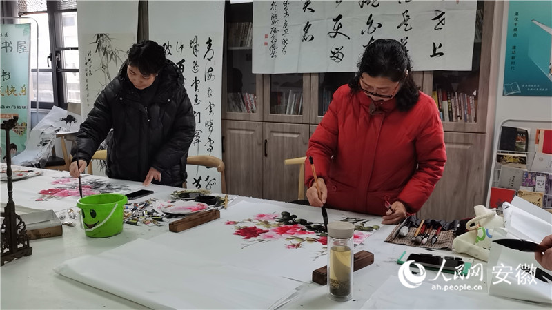 活動室內，老年人正在繪畫創作。人民網 胡雨松攝