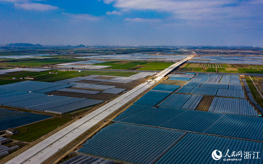 2月27日，空中俯瞰杭甬復(fù)線寧波一期項目寧波慈溪附海-慈東段。人民網(wǎng) 章勇濤攝