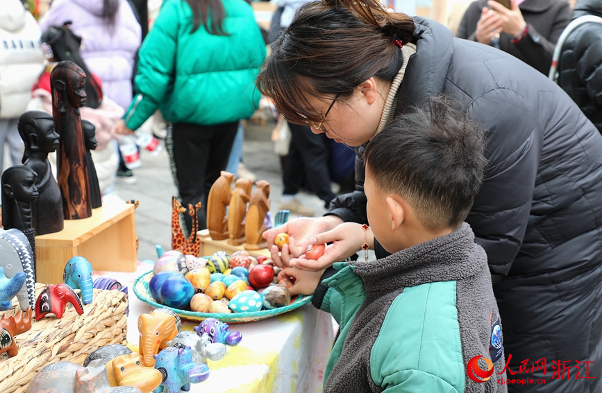 市民游客在市集選購商品。人民網(wǎng) 方彭依夢(mèng)攝