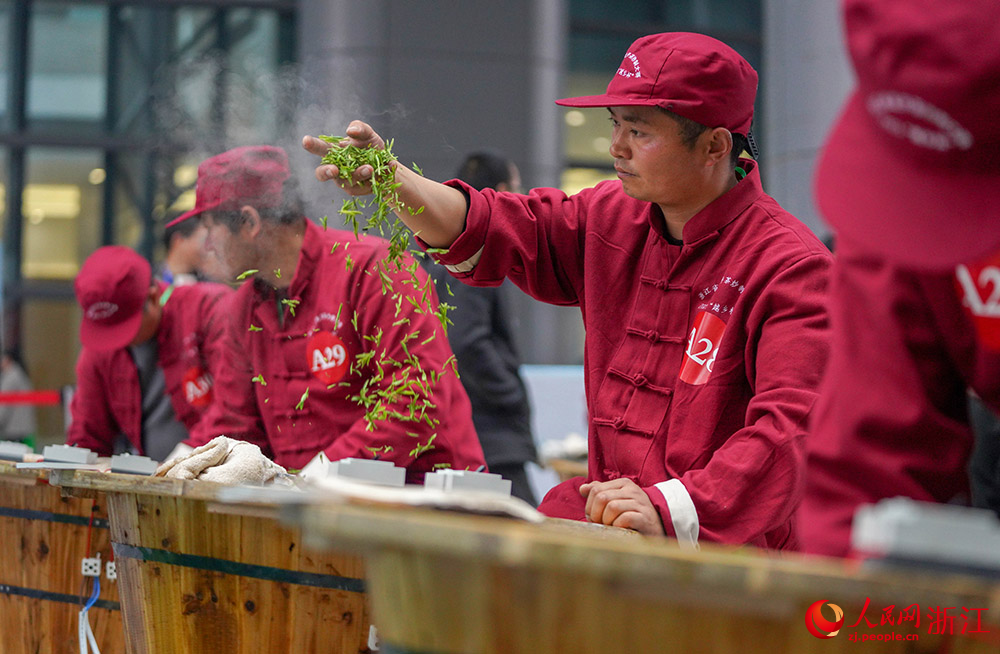 3月21日，在浙江嵊州，炒茶能手參加龍井茶炒制大賽。人民網(wǎng) 章勇濤攝