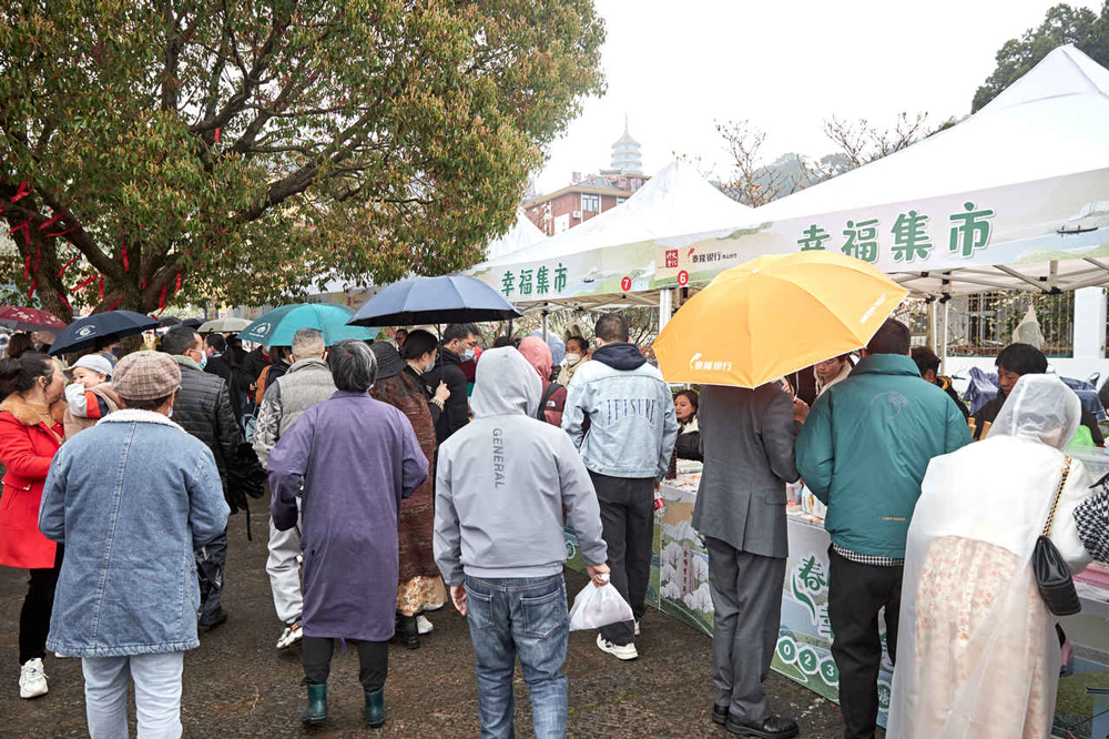 “春風拾李 幸福有你”2023金塘李花節暨文化禮堂“幸福集市”開幕。定海區委宣傳部供圖