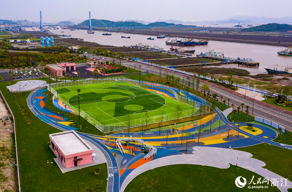 足球公園的整體風格“海味”十足，從空中俯瞰，公園像一個大海螺。人民網 章勇濤攝