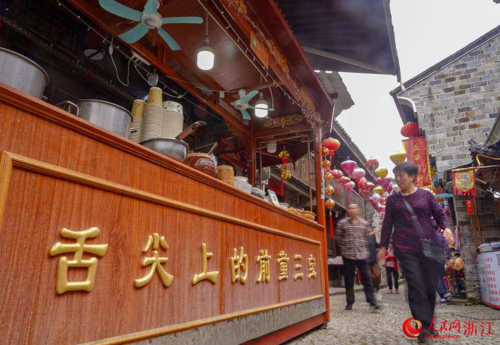 4月28日，在寧波市寧海縣前童古鎮(zhèn)，到前童吃豆腐是每屆豆腐文化節(jié)的重頭戲。人民網(wǎng) 章勇濤攝