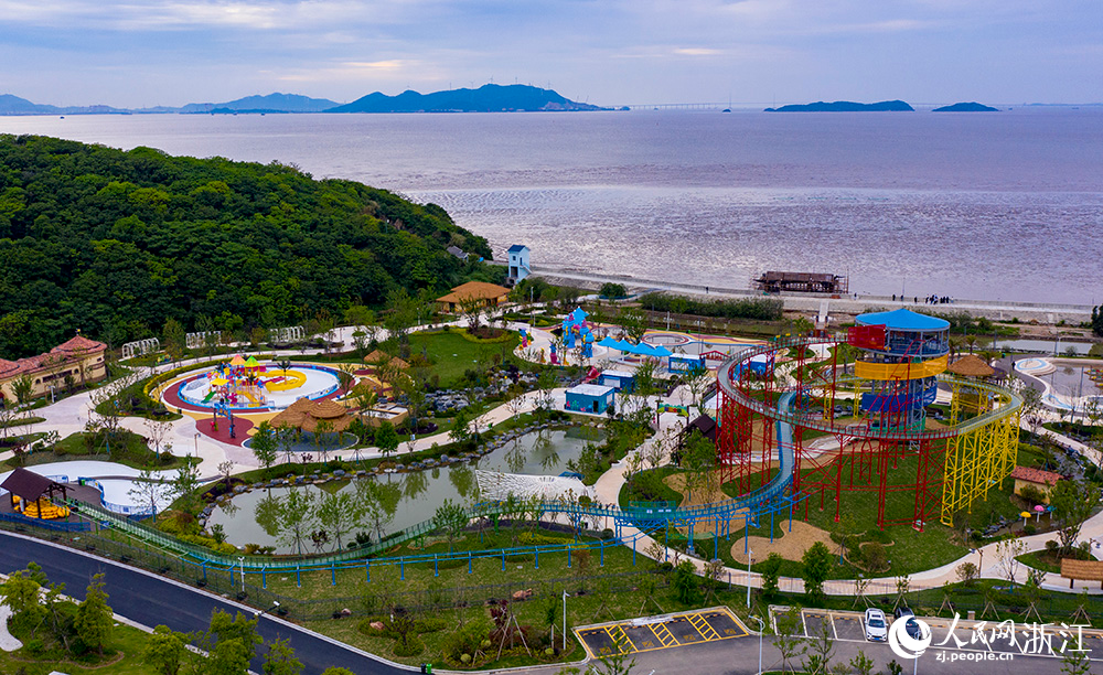 空中俯瞰浙江省舟山市岱山縣秀山島主題滑泥公園。人民網 章勇濤攝