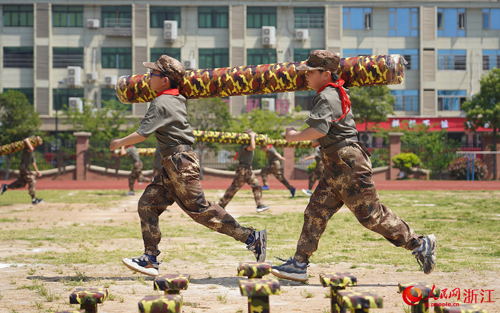 5月15日，在浙江省義烏市北苑小學，學生們正在進行趣味軍事運動。人民網 章勇濤攝