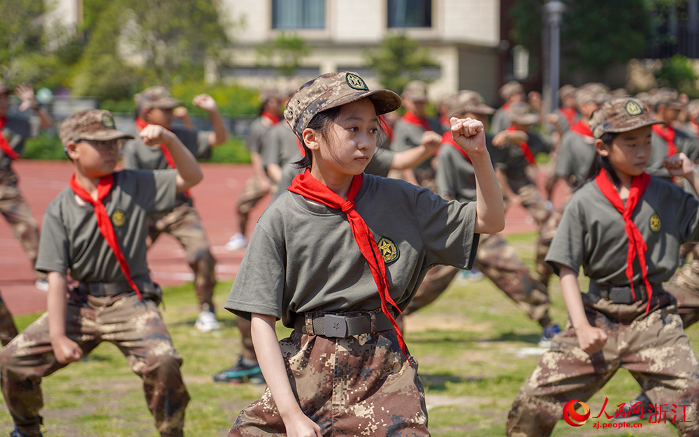 5月15日，在浙江省義烏市北苑小學，學生們在課間操進行軍體拳訓練，一招一式盡顯蓬勃朝氣。人民網 章勇濤攝