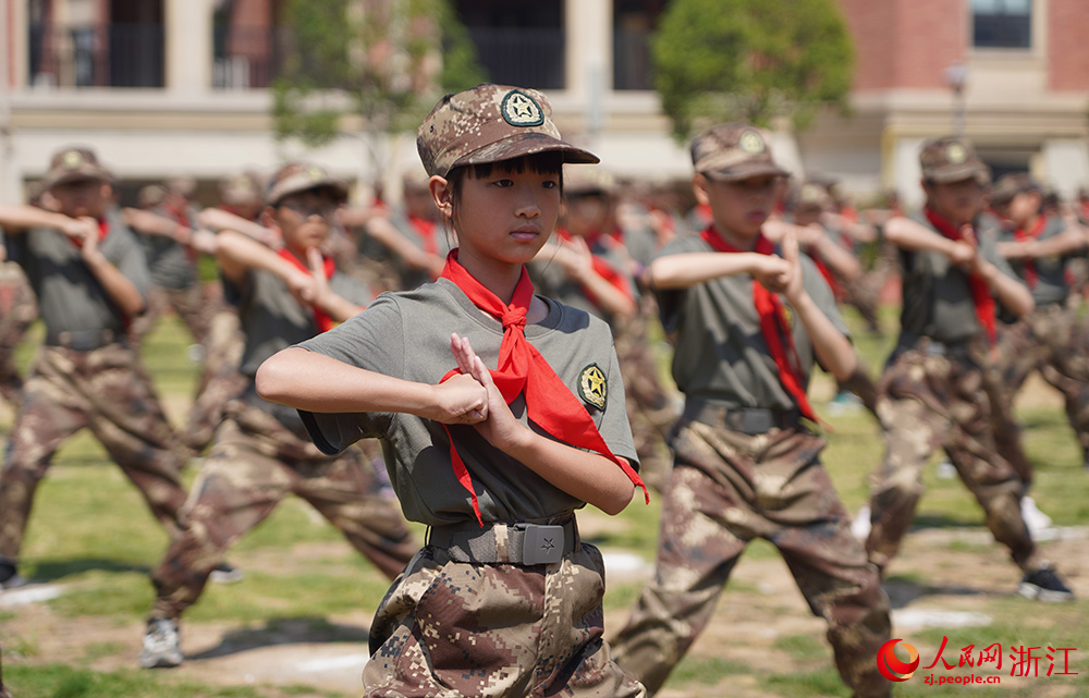 5月15日，在浙江省義烏市北苑小學，學生們在課間操進行軍體拳訓練，一招一式盡顯蓬勃朝氣。人民網 章勇濤攝