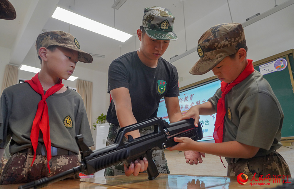 5月15日，在浙江省義烏市北苑小學，學生們在課堂上進行輕武器分解結合比拼。人民網 章勇濤攝