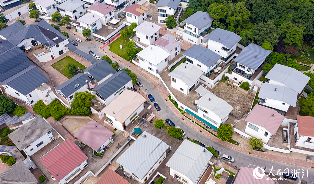 6月5日，空中俯瞰杭州市西湖區(qū)藝創(chuàng)小鎮(zhèn)象山藝術(shù)公社，依山傍水，一條象山渠由西向東貫穿而過。人民網(wǎng) 章勇濤攝