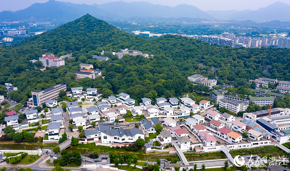 6月5日，空中俯瞰杭州市西湖區藝創小鎮象山藝術公社，依山傍水，一條象山渠由西向東貫穿而過。人民網 章勇濤攝