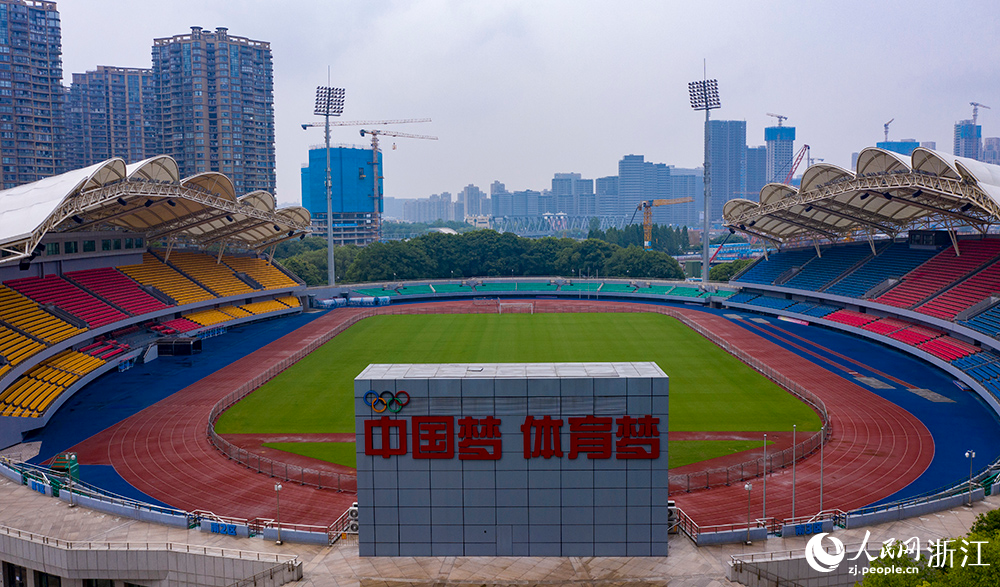 從空中俯瞰浙江省杭州市錢塘江畔的上城區體育中心，鮮艷的紅藍塑膠田徑跑道與鋪設了大片綠色草皮的足球場相映成景。人民網 章勇濤攝